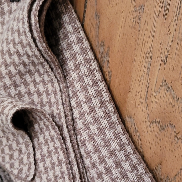 Curling Houndstooth Shawl ~ made in Italy Tan & Off White w/ grayish fringe - Picture 16 of 17
